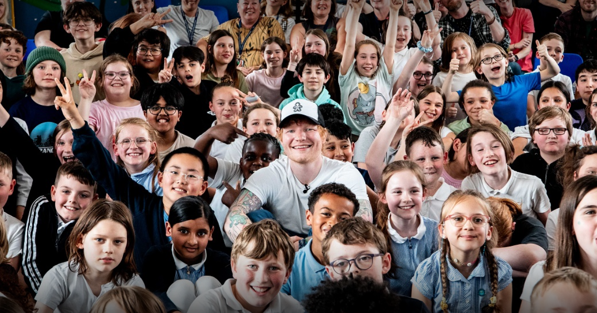 Ed Sheeran donne un spectacle surprise à l'école et ravit les élèves