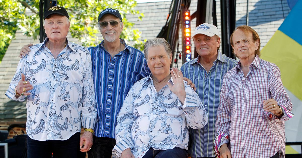 Les Beach Boys prévoient de sortir de la musique malgré les problèmes de santé de Brian Wilson