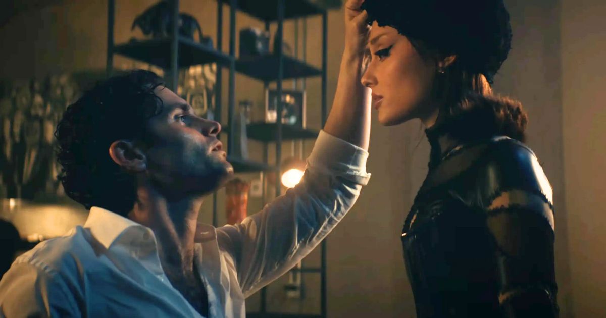Ariana Grande poursuit l'acteur de Gossip Girl déguisé en Catwoman en vidéo !