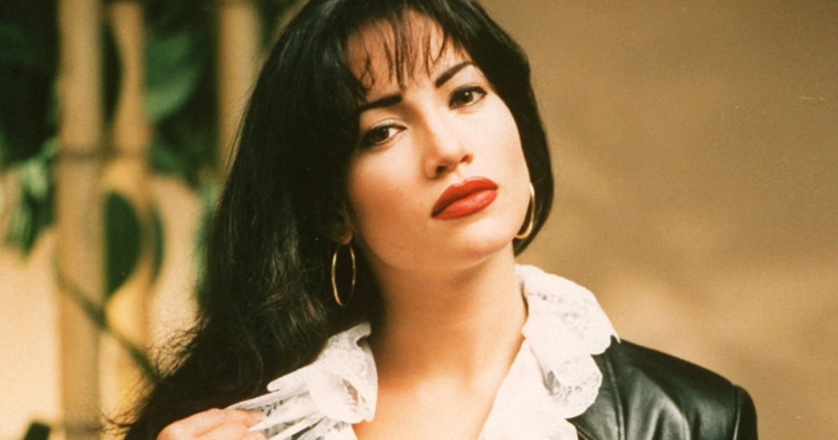 Jennifer Lopez dans le rôle de Selena dans un biopic des années 90