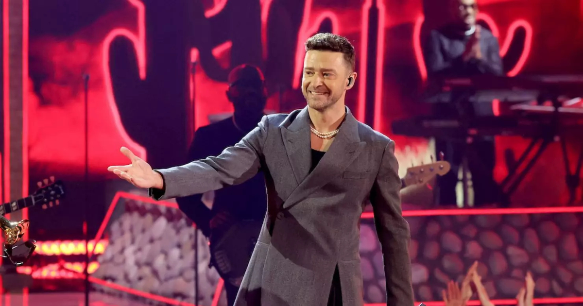 JUSTIN TIMBERLAKE EST SURPRIS AVEC LES COLLÈGUES *NSYNC À SON SPECTACLE