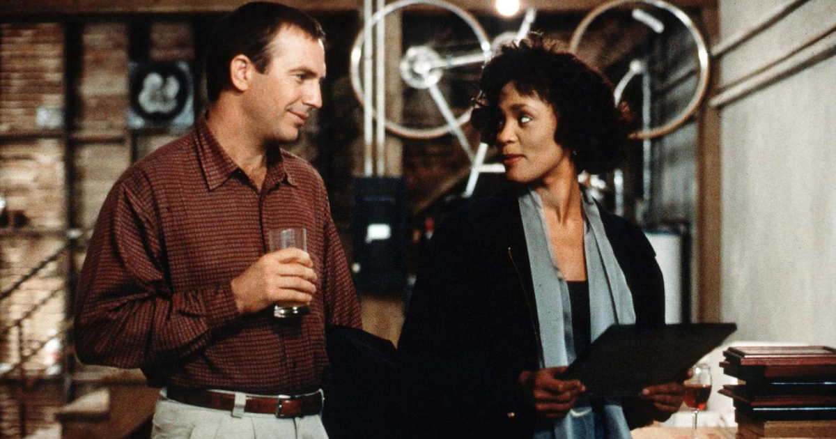 KEVIN COSTNER PUBLIE UN HOMMAGE DE L'ÉQUIPE DE WHITNEY HOUSTON À L'OCCASION DE SON 70E ANNIVERSAIRE
