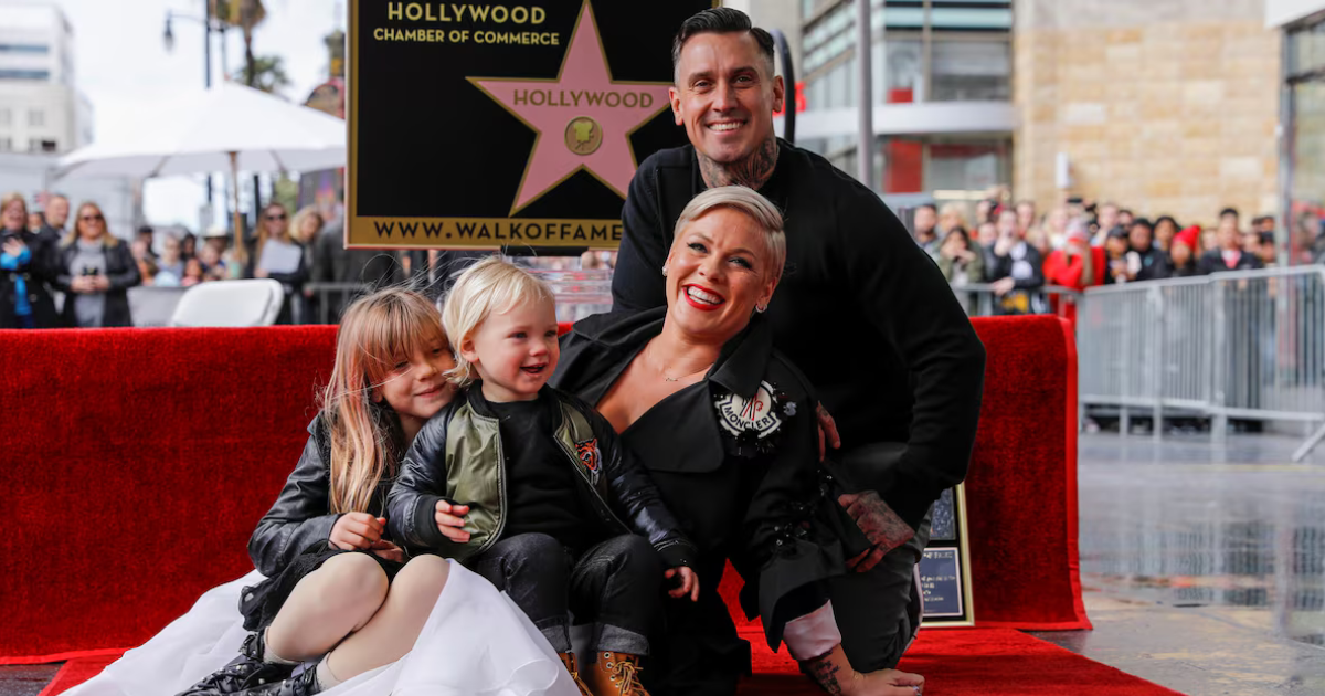 PINK CÉLÈBRE 19 ANS DE MARIAGE AVEC CAREY HART