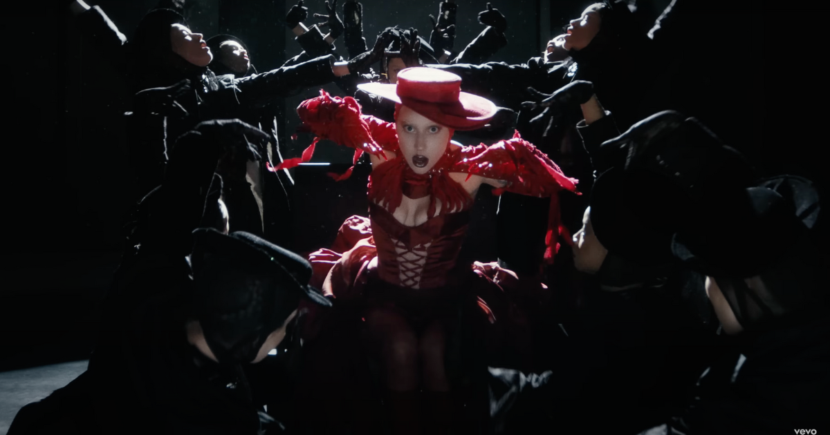 Lady Gaga en révèle des détails derrière -thes des détails du clip "Abracadabra"