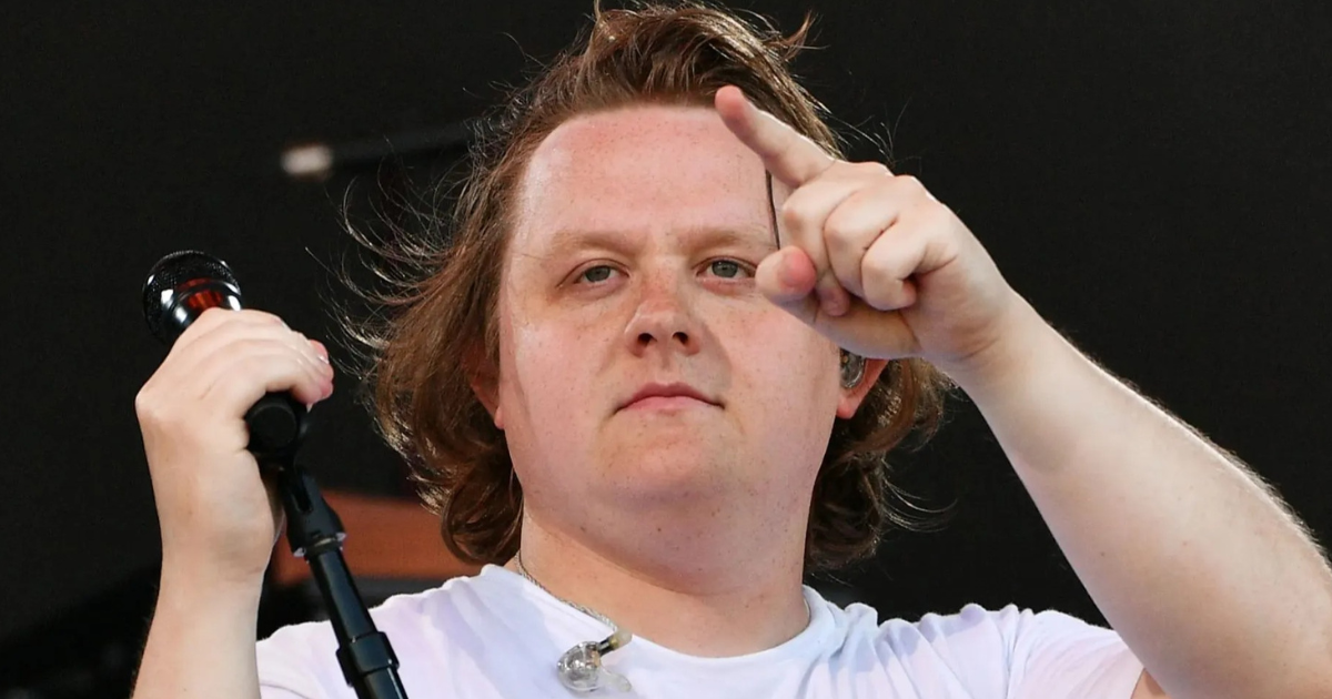 Lewis Capaldi fait un retour surprise sur scène