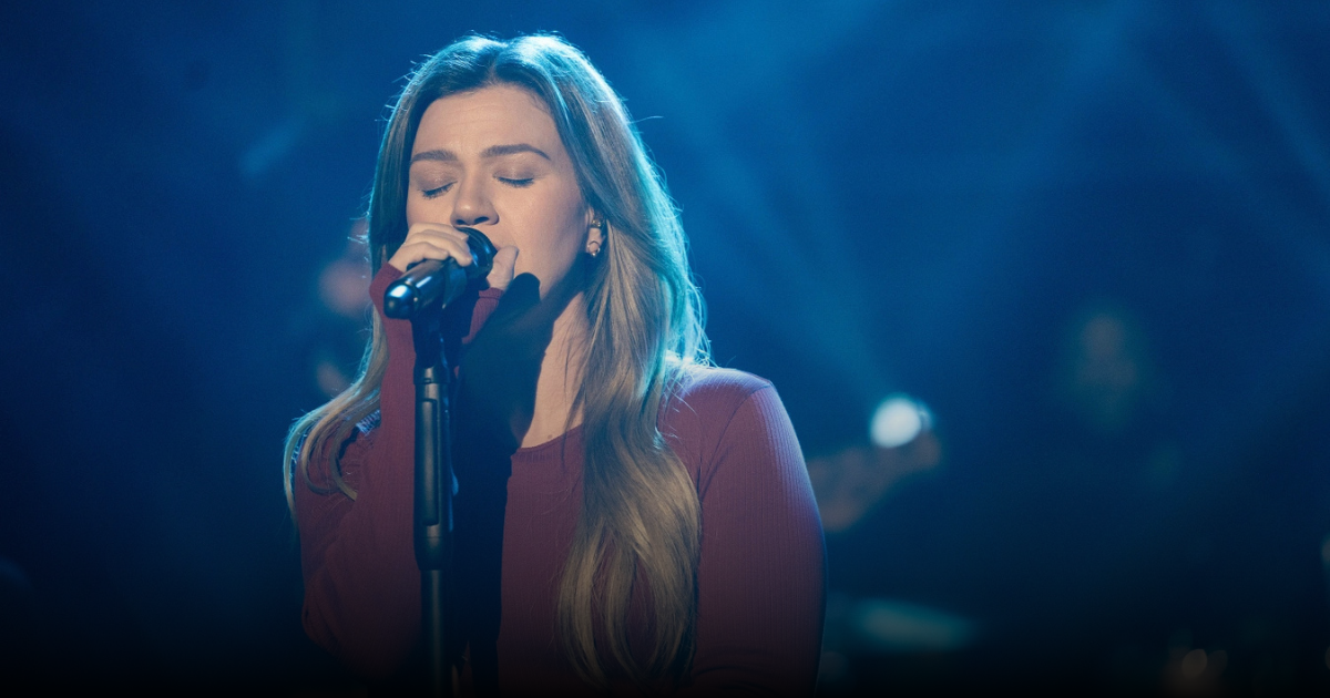 Kelly Clarkson se viralise avec la couverture des années 80