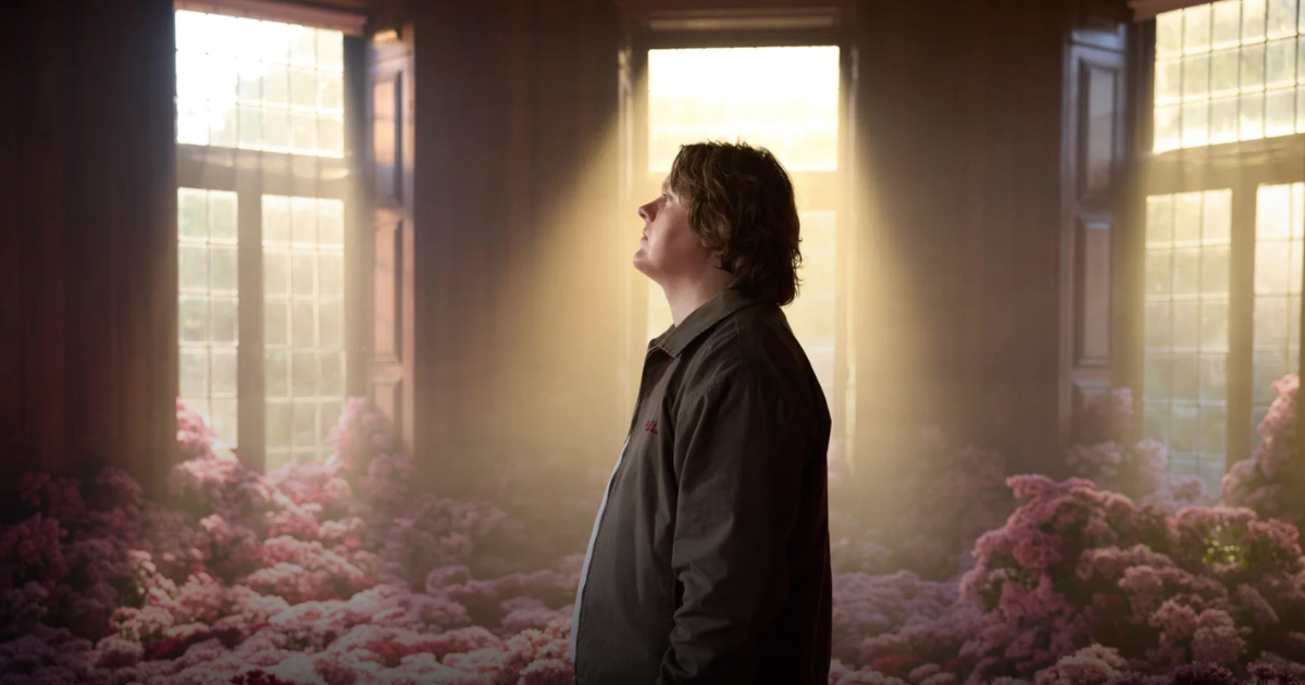 Lewis Capaldi revient avec «survivre» le jour de Glastonbury