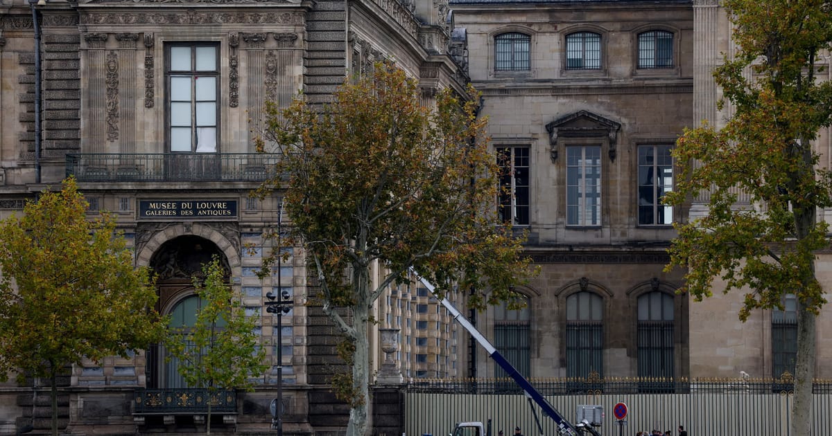 Des voleurs volent des bijoux inestimables au Louvre en plein jour