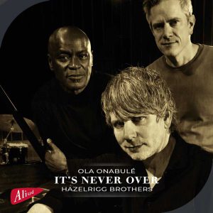 Ola Onabulé et Hazelrigg Brothers dévoilent une nouvelle collaboration acoustique.