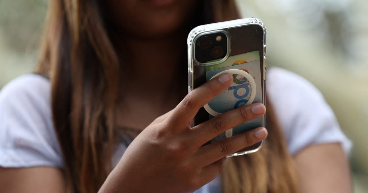 « C'est la fin » : les adolescents australiens pleurent la perte des médias sociaux alors que l'interdiction commence