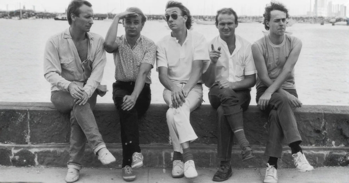 EN BAS, PAR LES HOMMES AU TRAVAIL, EN HAUT DES CLASSEMENTS IL Y A 43 ANS