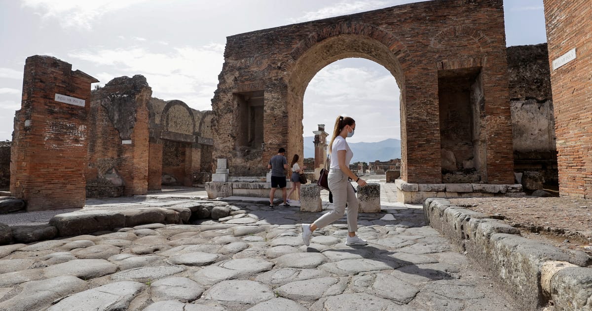 La numérisation numérique révèle de nouvelles notes d'amour et des croquis sur un ancien mur de Pompéi