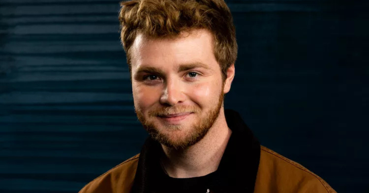 ALEX WARREN DÉBUT AUX BRIT AWARDS 2026 AVEC UN HIT MONDIAL ET UNE CONCURRENCE SERRÉ