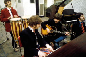 LE PIANO UTILISÉ PAR JOHN LENNON DANS LES SESSIONS « SGT. PEPPER » DES BEATLES SE VEND POUR 3,2 MI $ US