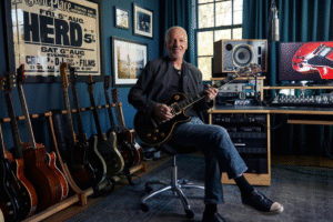 PETER FRAMPTON ANNONCE UN NOUVEL ALBUM ET RÉVÈLE « BURIED TREASURE »