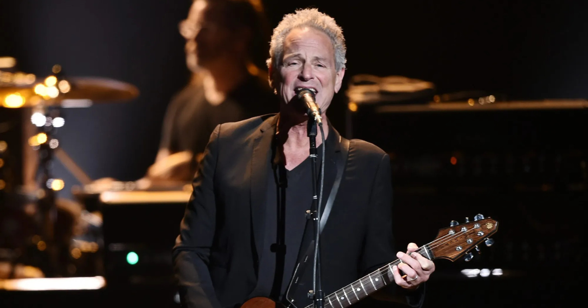 ATTAQUE SOUPÇONNÉE CONTRE LINDSEY BUCKINGHAM PARLE À LA TÉLÉVISION AVANT L'ARRESTATION