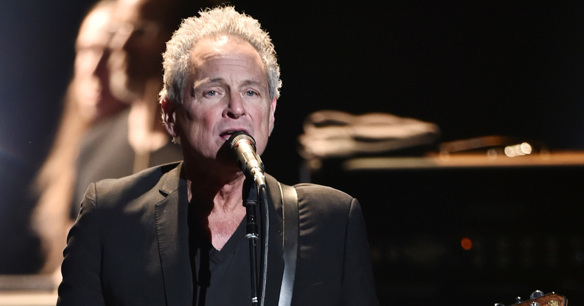 LINDSEY BUCKINGHAM DIVISE L'ATTENTION ENTRE LE PROCÈS ET LE NOUVEL ALbum