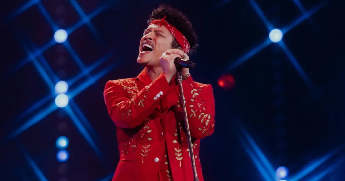 BRUNO MARS LANCE UNE VIDÉO EN DIRECT APRÈS TROIS VICTOIRES AMAS