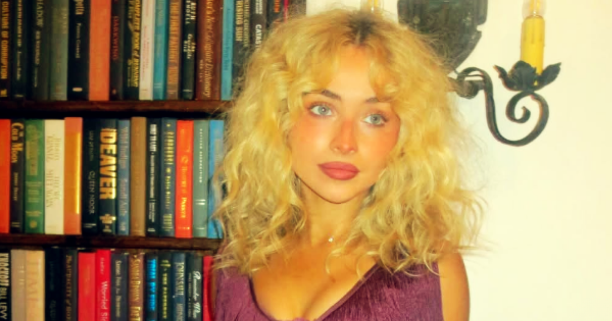 COMMENT SABRINA CARPENTER A QUITTÉ L'UNIVERS ADOLESCENT AU SOMMET DE LA POP