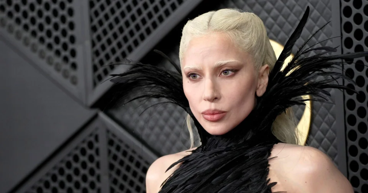 LADY GAGA LANCE LA PERFORMANCE DE « SHADOW OF A MAN » ET ÉMUE LES FANS