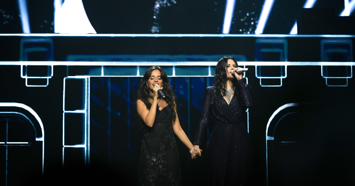 LAURA PAUSINI ACCUEILLE CAMILA CABELLO LORS D'UN SPECTACLE D'ANNIVERSAIRE