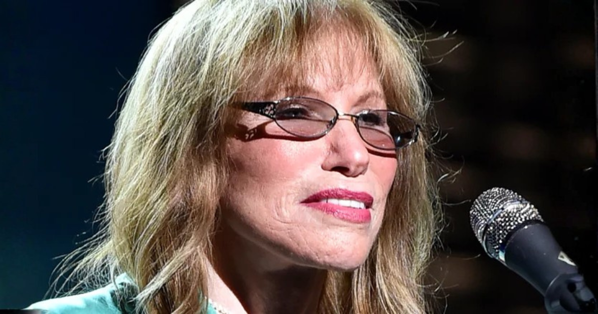 CARLY SIMON ANNONCE UN NOUVEL ALBUM ET PRÉSENTE LA PREMIÈRE NOUVELLE CHANSON EN 18 ANS