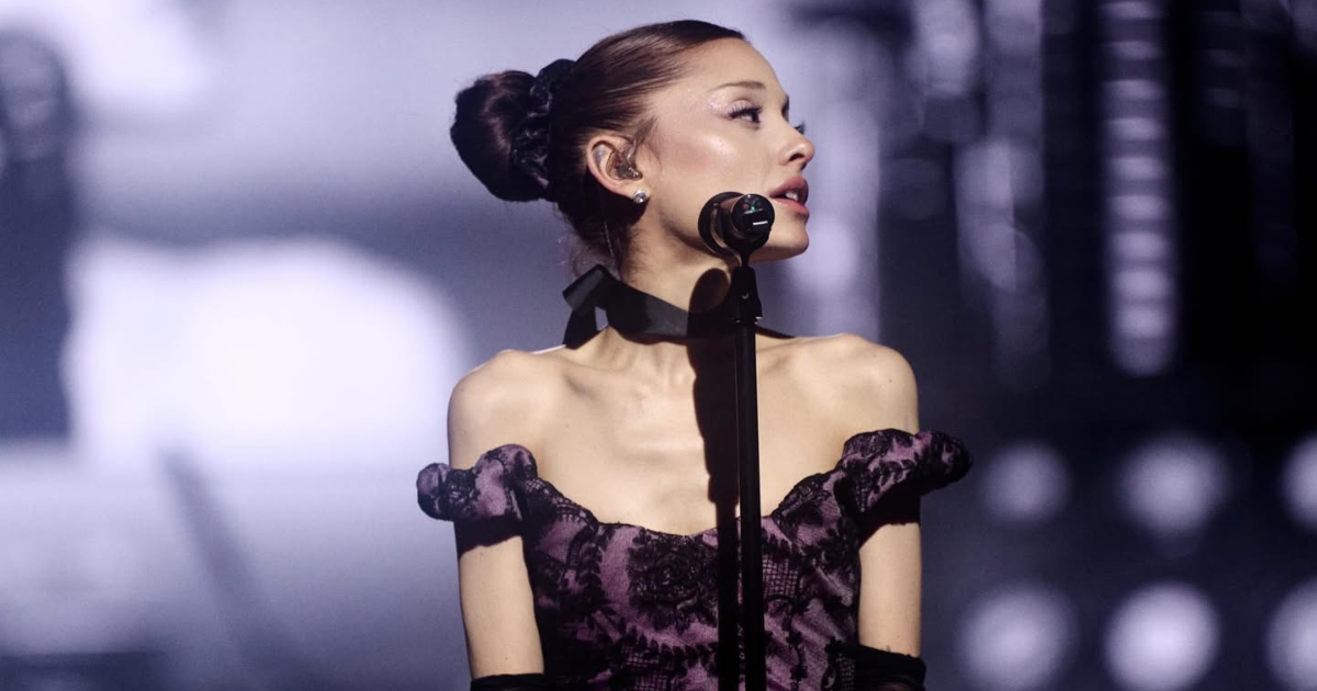 ARIANA GRANDE COMMENCE UNE NOUVELLE TOURNÉE ET SURPRISE AVEC UN SPECTACLE VISUEL