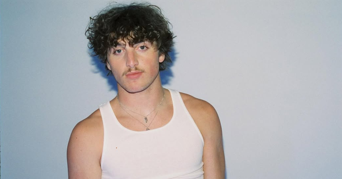 BENSON BOONE LANCE UN NOUVEAU SINGLE ET PARIE UN CLIP DE THÉÂTRE