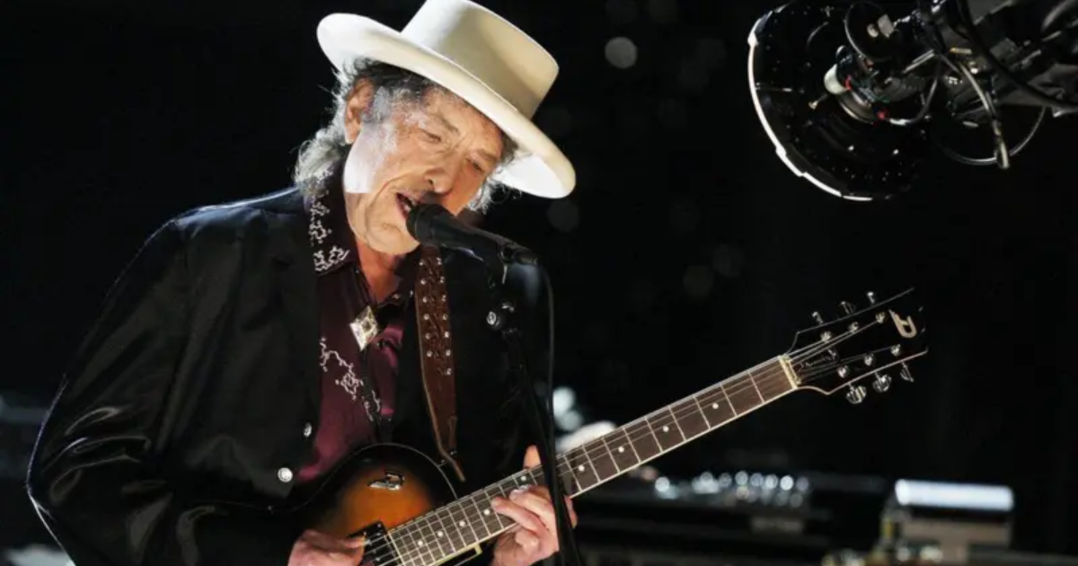 BOB DYLAN SURPRIS EN JOUANT AU CLASSIQUE POUR LA PREMIÈRE FOIS EN 14 ANS