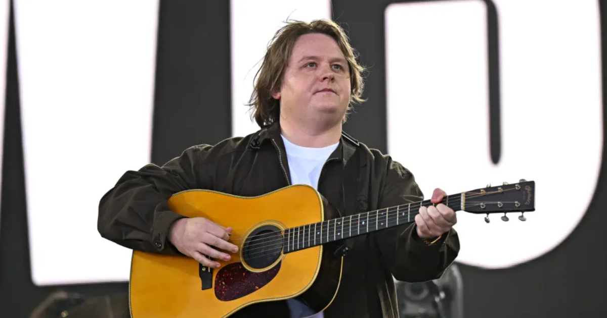 LEWIS CAPALDI REPREND LE PROCESSUS DE CRÉATION ET CONFIRME LE TRAVAIL SUR UN NOUVEL ALBUM
