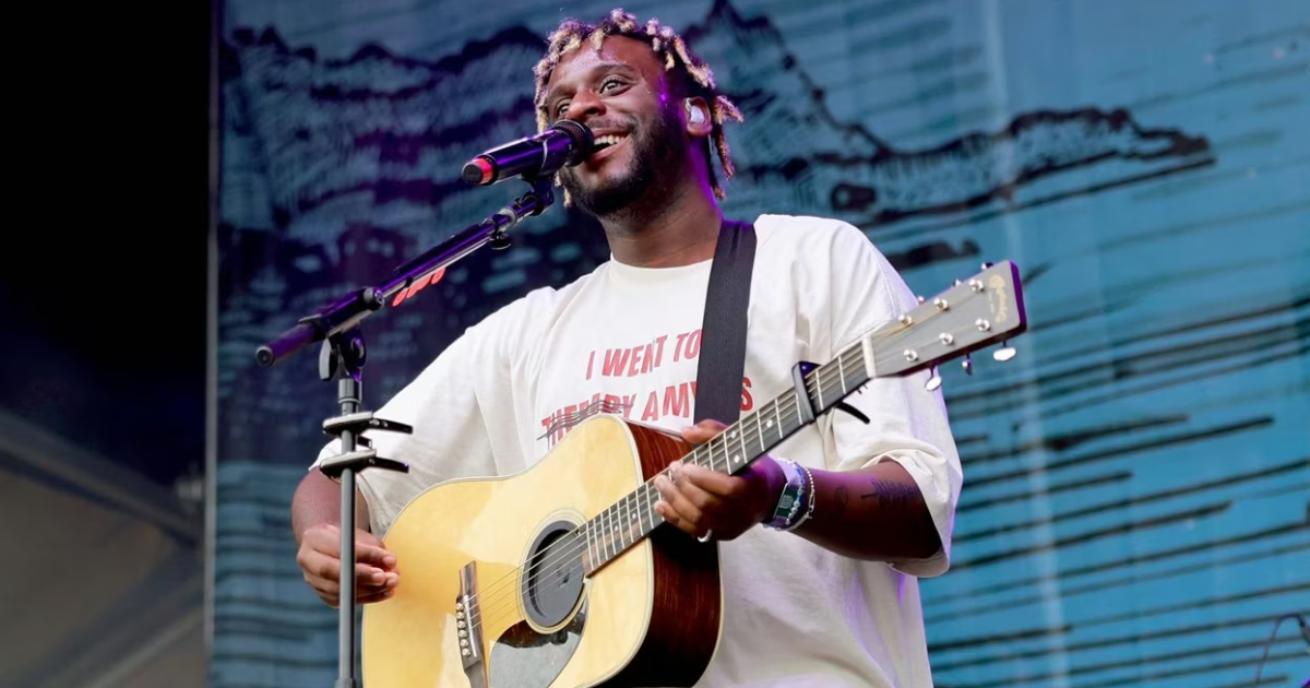 MYLES SMITH POURRAIT ATTEINDRE LE NO. 1 AU ROYAUME-UNI AVEC LE PREMIER ALBUM