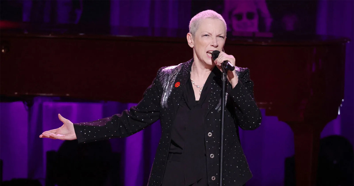 POURQUOI ANNIE LENNOX A MIS LE PROJECTEUR POUR LA CAUSE HUMANITAIRE