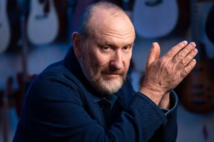 COLIN HAY SE SOUVENAIT DU SUCCÈS DE MEN AT WORK : « C&rsquo;EST DEVENU UN ÉPISODE DE SURVIVANT »