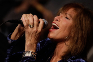 CARLY SIMON RÉVÈLE LE DIAGNOSTIC DE PARKINSON ET RACONTE COMMENT LE NOUVEL ALBUM A MARQUÉ SON RETOUR À LA MUSIQUE