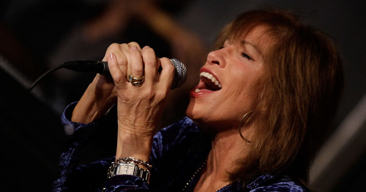 CARLY SIMON RÉVÈLE LE DIAGNOSTIC DE PARKINSON ET RACONTE COMMENT LE NOUVEL ALBUM A MARQUÉ SON RETOUR À LA MUSIQUE