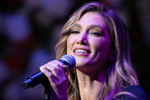 DELTA GOODREM ANNONCE UNE TOURNÉE AU ROYAUME-UNI ET EN EUROPE EN 2027 ET CONFIRME UN NOUVEAU CHAPITRE DE CARRIÈRE
