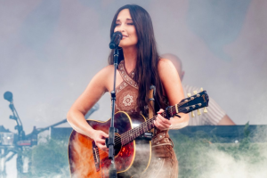 KACEY MUSGRAVES ANNULE TROIS REPRÉSENTATIONS DE LA NOUVELLE TOURNÉE AMÉRICAINE