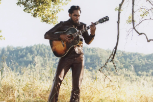 LEON BRIDGES ANNONCE UN NOUVEL ALBUM HAPPINESS ANYTIME ET RÉVÈLE LES PREMIÈRES CHANSONS DU PROJET