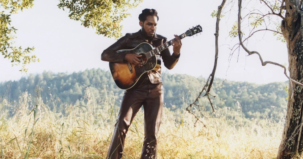 LEON BRIDGES ANNONCE UN NOUVEL ALBUM HAPPINESS ANYTIME ET RÉVÈLE LES PREMIÈRES CHANSONS DU PROJET