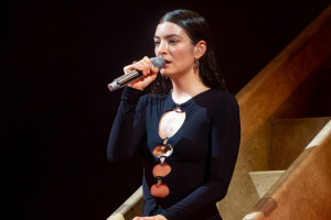 LORDE CRITIQUE LES DESCRIPTIONS DE CHANSON FAITES PAR L&rsquo;IA
