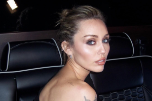 MILEY CYRUS COMMENCE UNE NOUVELLE PHASE DE CARRIÈRE AVEC UN CHANGEMENT DE LABEL ET RÉVÈLE LES DÉTAILS DU PROCHAIN ​​ALBUM
