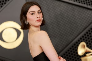 GRACIE ABRAMS DIT QU&rsquo;UNE NOUVELLE PHASE DE LA VIE A TRANSFORMÉ SA FAÇON dont elle compose
