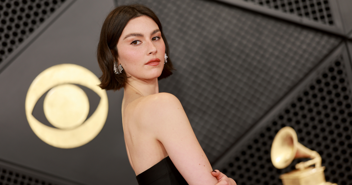 GRACIE ABRAMS DIT QU'UNE NOUVELLE PHASE DE LA VIE A TRANSFORMÉ SA FAÇON dont elle compose