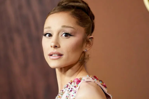 ARIANA GRANDE REMERCIE LES FANS D&rsquo;AVOIR PORTÉ « PETAL » AU SOMMET