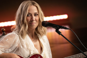 SHERYL CROW ANNONCE UN NOUVEL ALBUM ET LANCE UNE CHANSON INSPIRÉE PAR LA LIBERTÉ ET L&rsquo;UNION