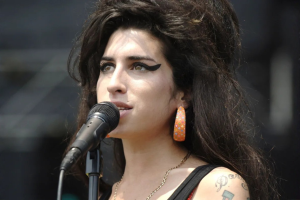 AMY WINEHOUSE REÇOIT UNE ÉDITION CÉLÉBRATIVE DE « BACK TO BLACK » AVEC DE NOUVEAUX ENREGISTREMENTS