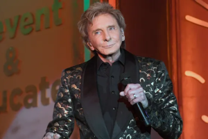 BARRY MANILOW REPORTE À NOUVEAU LE SPECTACLE PENDANT LA RÉTABLISSEMENT DE LA SANTÉ