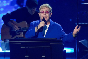 ELTON JOHN DEVRA PAYER DES MILLIONS APRÈS LA DÉFAITE DU TRIBUNAL