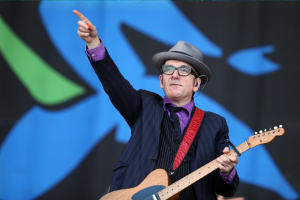 ELVIS COSTELLO CÉLÈBRE SON PREMIER ALBUM AVEC UNE ÉDITION SPÉCIALE PLEINE DE RARITÉS