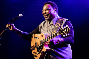 GEORGE BENSON ÉLARGIT HOMMAGE À LA COLLECTION NAT KING